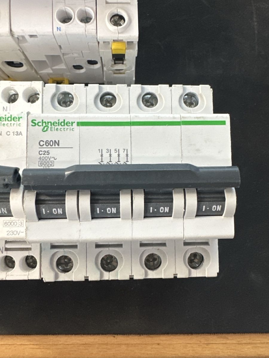 Schneider Interrupteurs: Lots Disjoncteurs Schneider Electric  – D'occasion à Meyrin par gue_m6zn 3