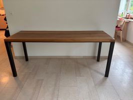 Handgefertigter Massivholztisch aus Elsbeere