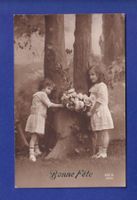 ENFANT - Jeunes filles et fleurs