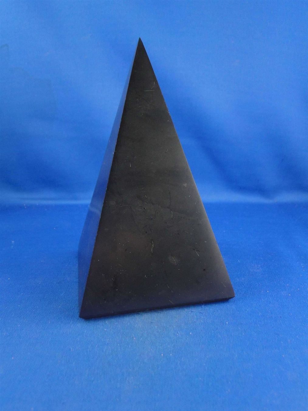 Minerali & Pietre curative: Shungit-Pyramide 8cmx8cm poliert – Usato da Schinznach Bad venduto da Demerald 3