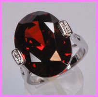 Bezaubernder Ring mit grossem Zirkon