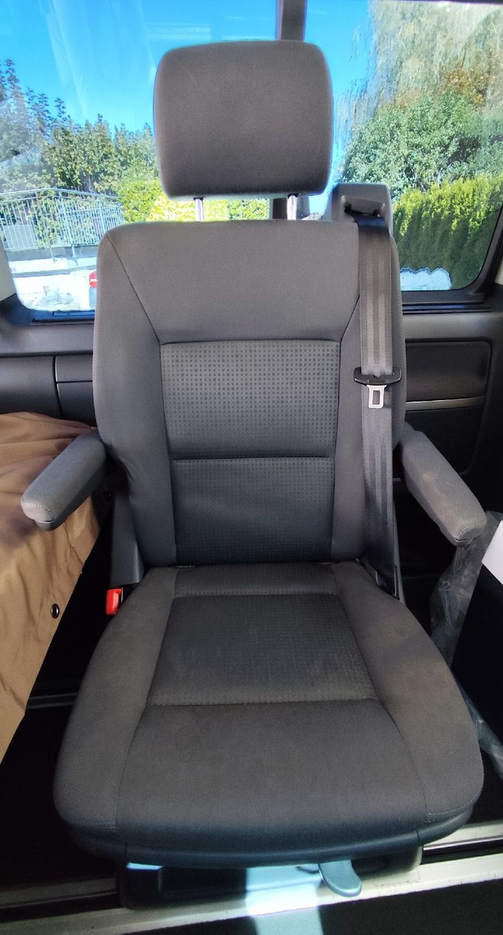 VW Tutti pezzi di ricambio auto: VW T5 Multivan Mittelsitz – Usato da Hütten venduto da blacktea
