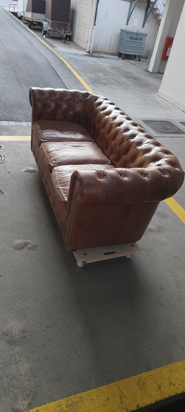 Divani: echt Leder Chesterfield 3er Sofa – Usato da Neuhausen am Rheinfall venduto da PunkyMo 1