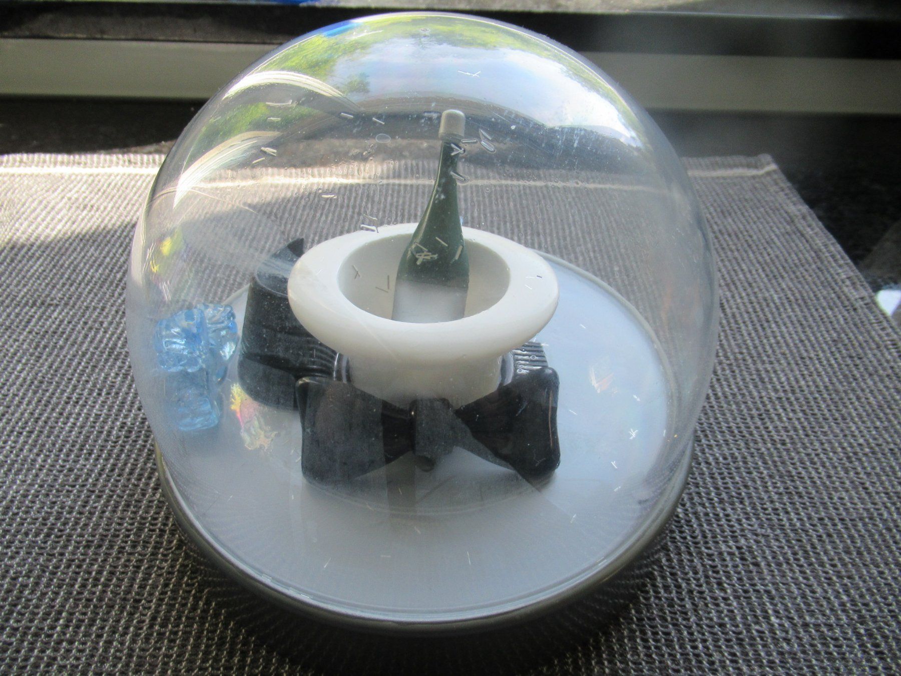Figuren: Champagne Grosse  Schneekugel  Snowglobe Snowdome  Alt – Gebraucht aus Trimbach von donlyn