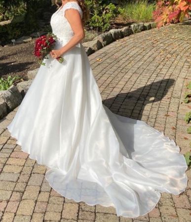 Brautkleid weiss mit Schleppe und Spitzenoberteil Gr. 38