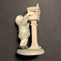 Kim Anderson: Am Briefkasten Figur