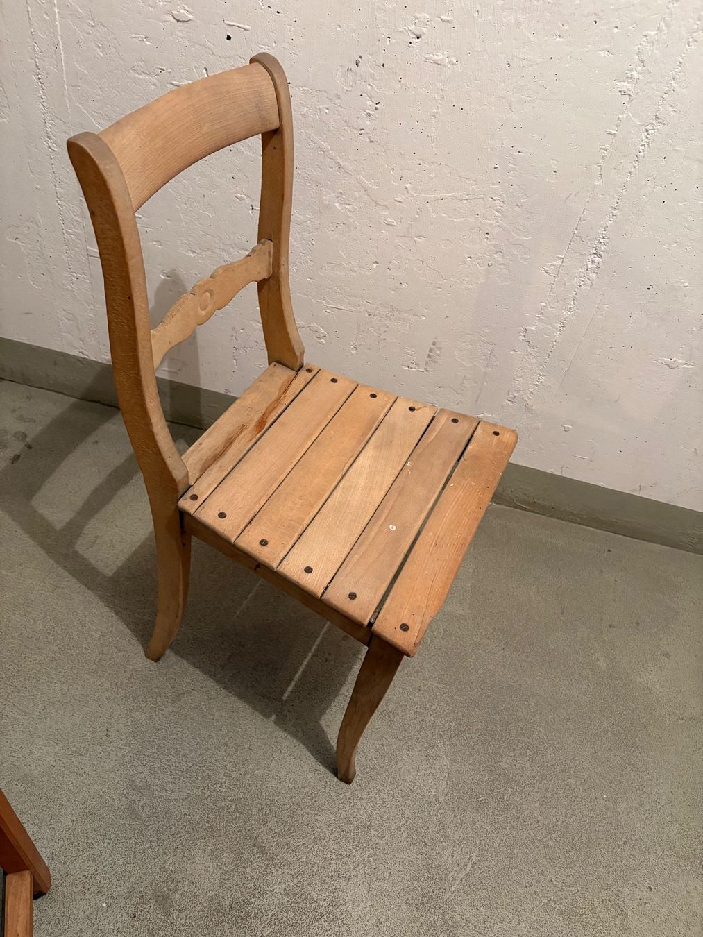 Chaises: Alter Holzstuhl gebraucht – D'occasion à Wallisellen par uer_kx77 1