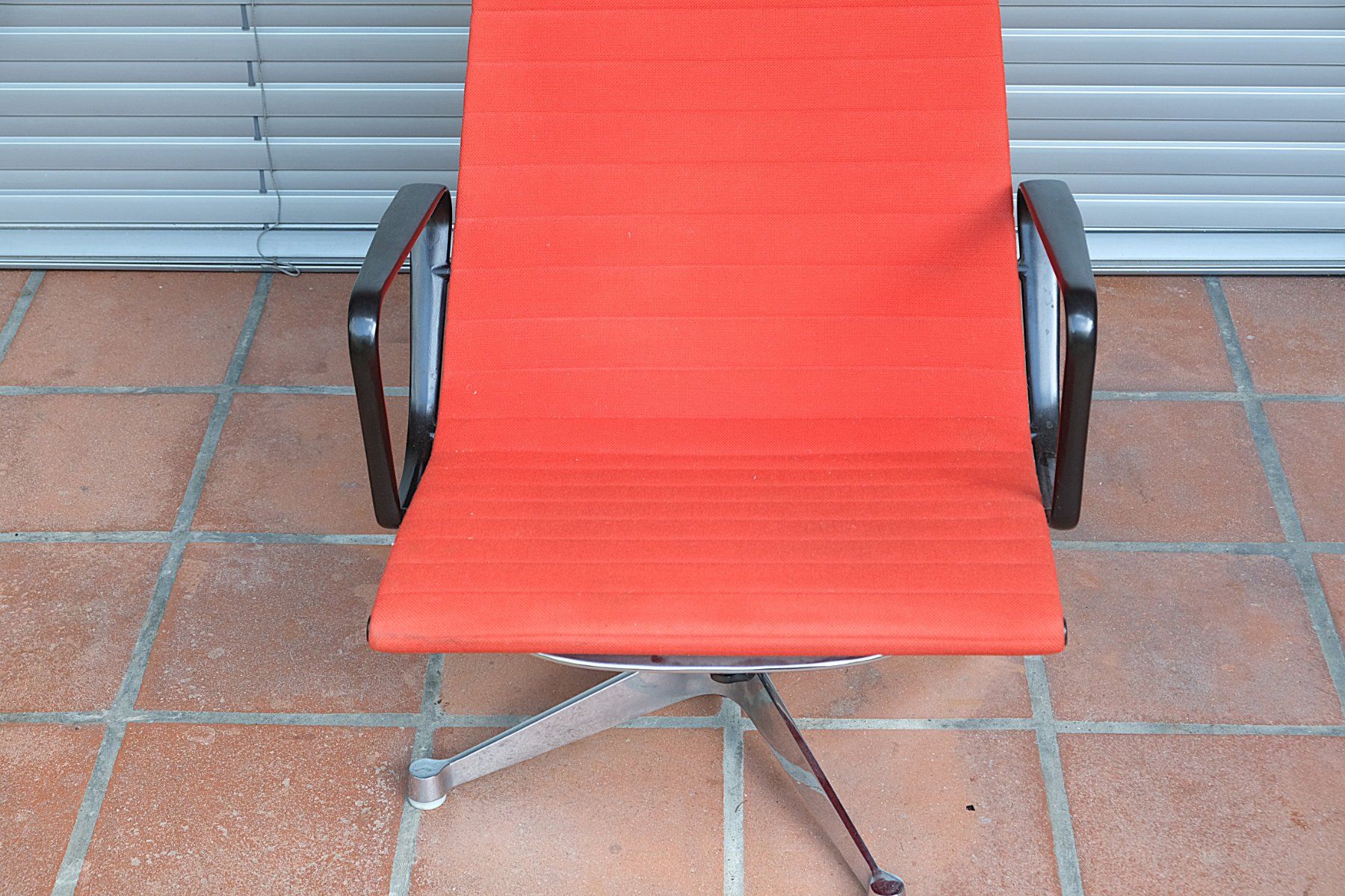 Vitra Poltrone: Eames Aluminium Chair EA 124 / Vitra – Usato da Bern venduto da secondchoice 5