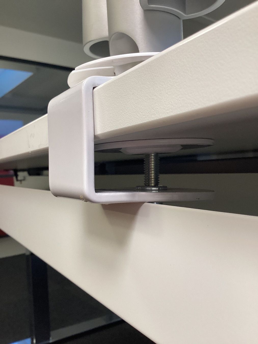 Staffa per monitor: Monitorschwenkarm mit Tischklemme – Nuovo (secondo la descrizione) da Biel/Bienne venduto da Bureaurama 1