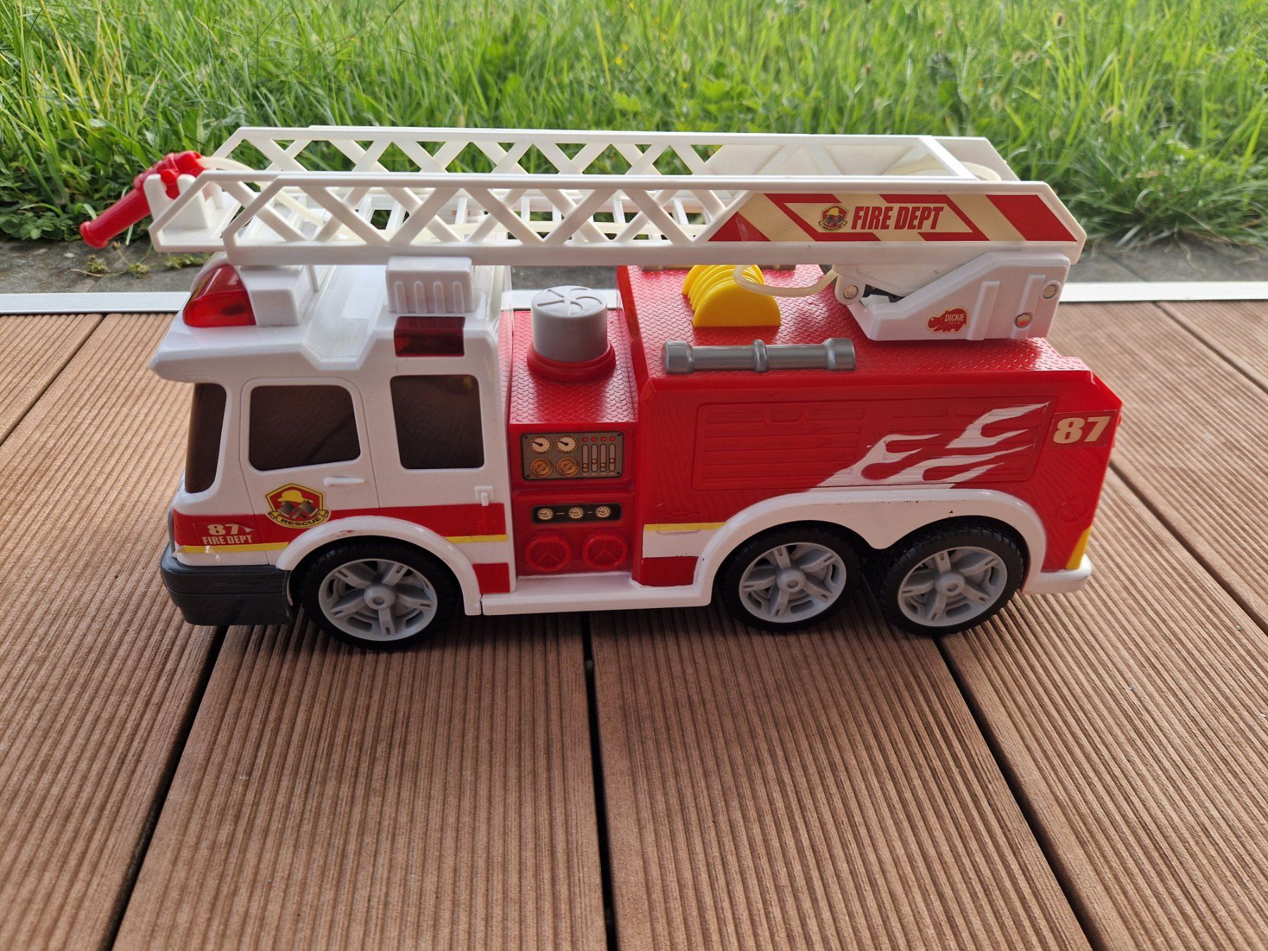 Giocattoli: Feuerwehrfahrzeug mit Ton & Licht – Usato da Giswil venduto da movo08
