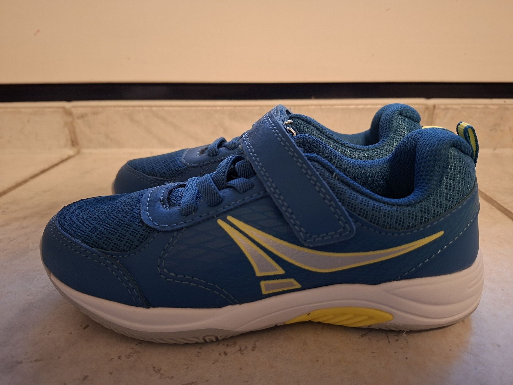 Decathlon Scarpe per ragazzi: Turnschuhe, Gr. 31 – Usato da Seuzach venduto da Strandkorb_ 1