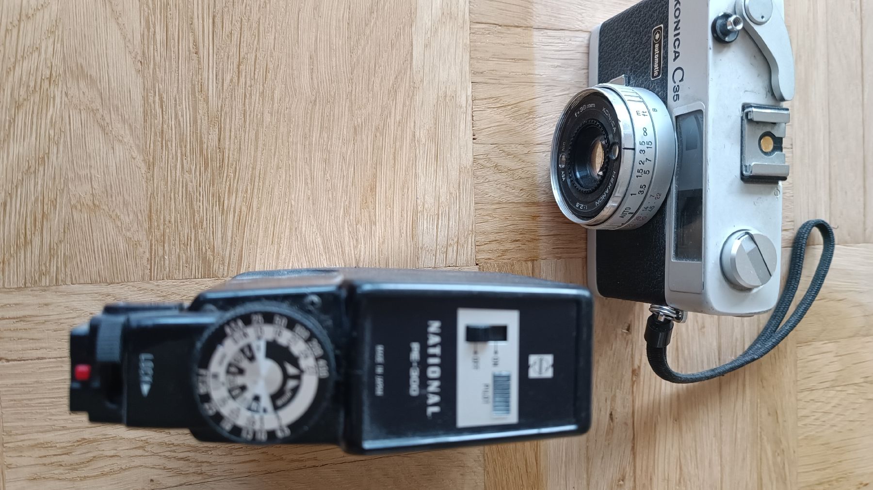 Konica Fotocamera: Konica C35 Kamera mit Blitz National PE-300 – Usato da Baden venduto da zuppel 6