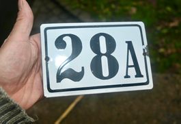 VINTAGE Emailleschild Hausnummer 28a - weiss