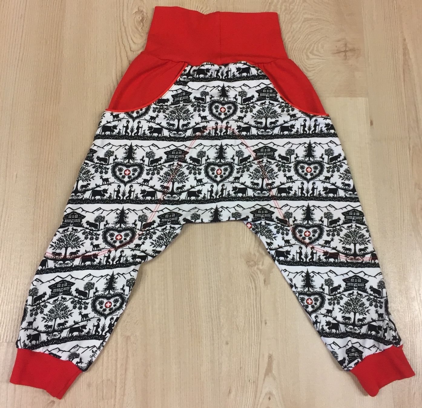 Pantaloni: Dirndl Scherenschnitt Pumphose Gr. 98 - NEU – Usato da Delley venduto da Schwiizy 1