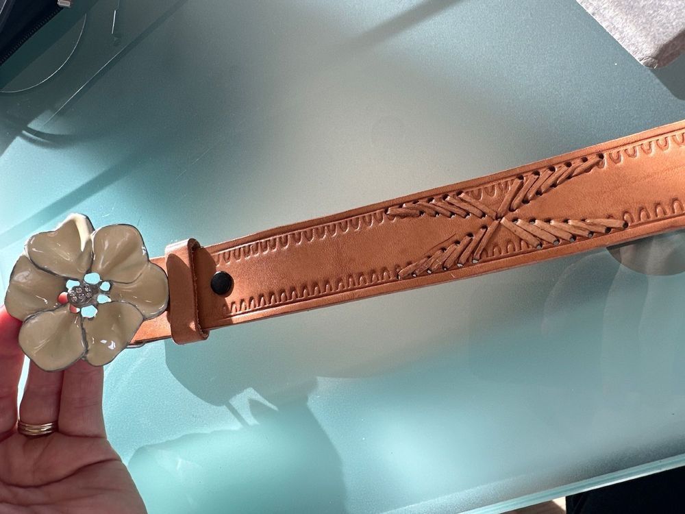 Gürtel: Ceinture en cuir véritable avec fleur décorative. – Gebraucht aus Vevey von lua_vb2w 1