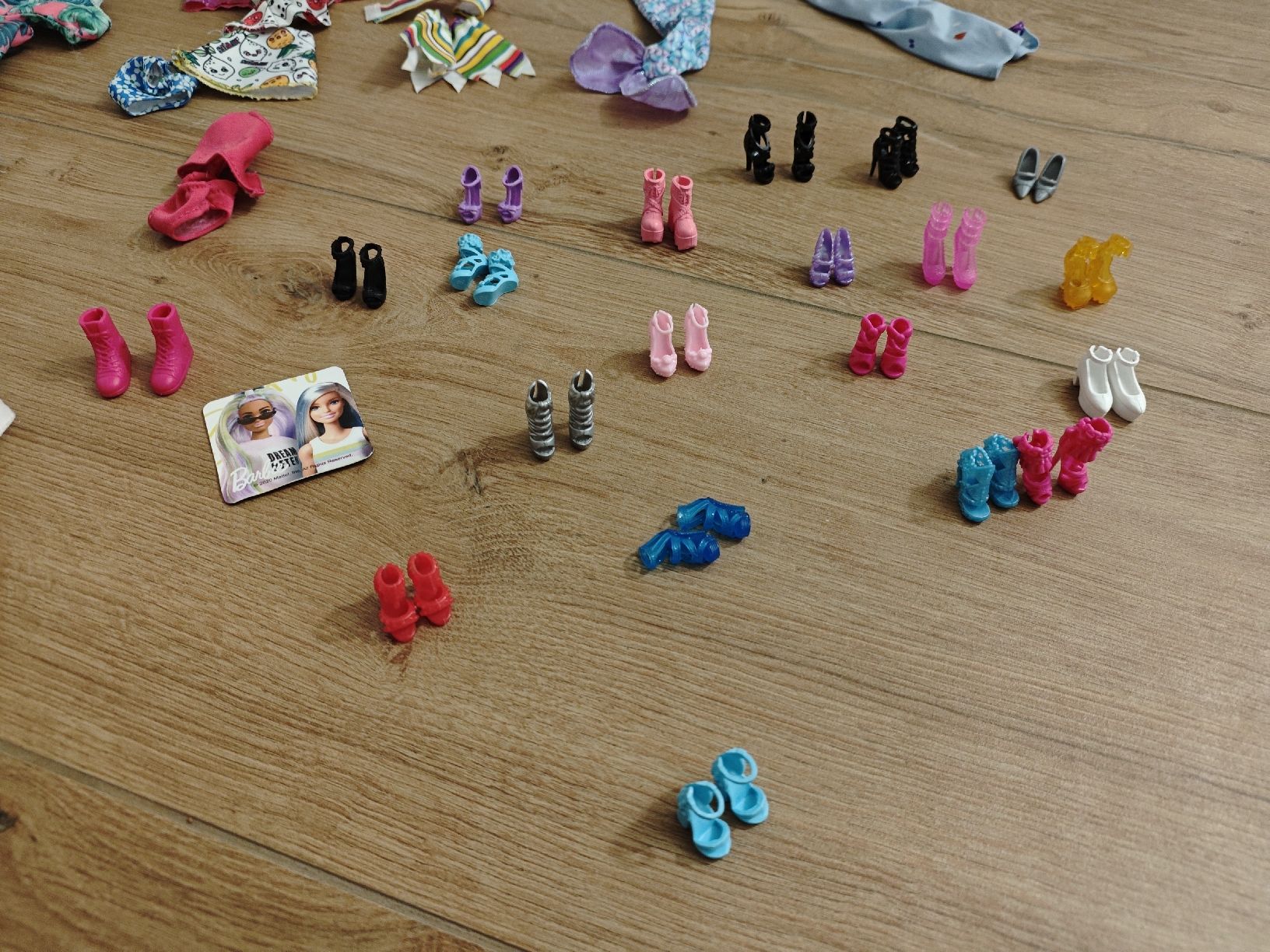 Giocattoli: Barbiekleider, -schuhe, Sonnenbrillen etc. – Usato da Gibswil venduto da jibbi01 2