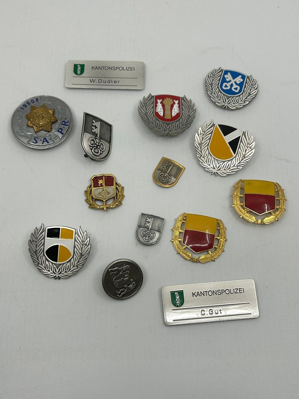 Placchette & Badge: Konvolut diverse Metallabzeichen Polizei Schweiz / FL – Usato da Berikon venduto da DGC-1995