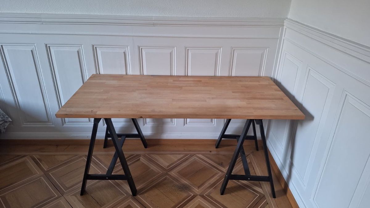 Schreibtische: Wooden Desk with Black Frame good condition – Gebraucht aus Zürich von Semokay