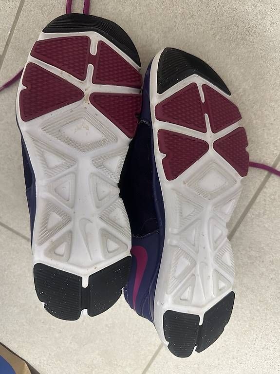 Scarpe per ragazze: Nike Training Schuhe – Usato da Zürich venduto da SM122 1