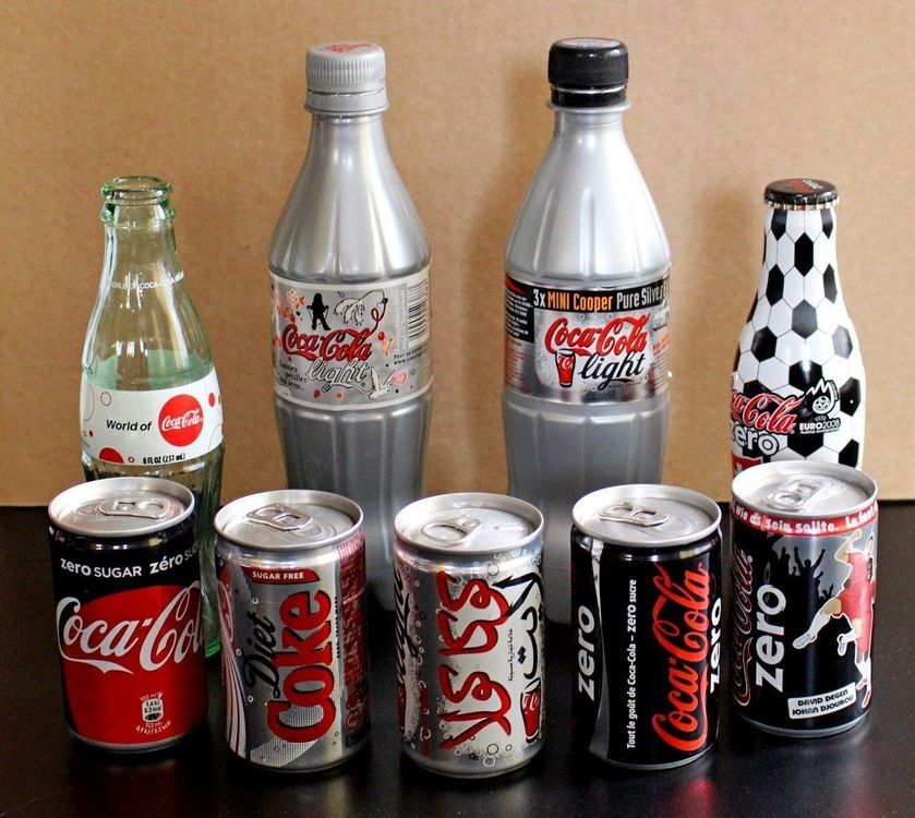Coca-Cola Flaschen und Dosen