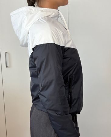 Nike Windbreaker Grösse XS schwarz/weiss
