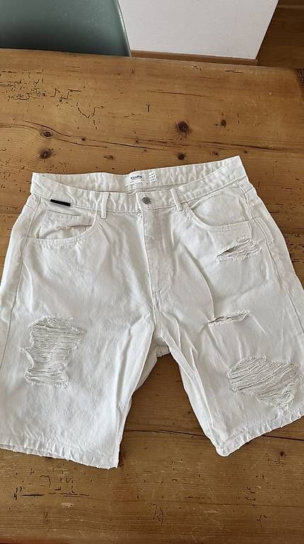 Pantaloni: Pull&Bear Shorts distressed weiss – Nuovo (secondo la descrizione) da Zollikon venduto da rose59