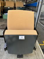 Kinostühle beige Metallgestell klappbar gebrauchter Zustand