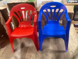 Kinderstühle Kunststoff rot und blau Set 2 Stück gebraucht