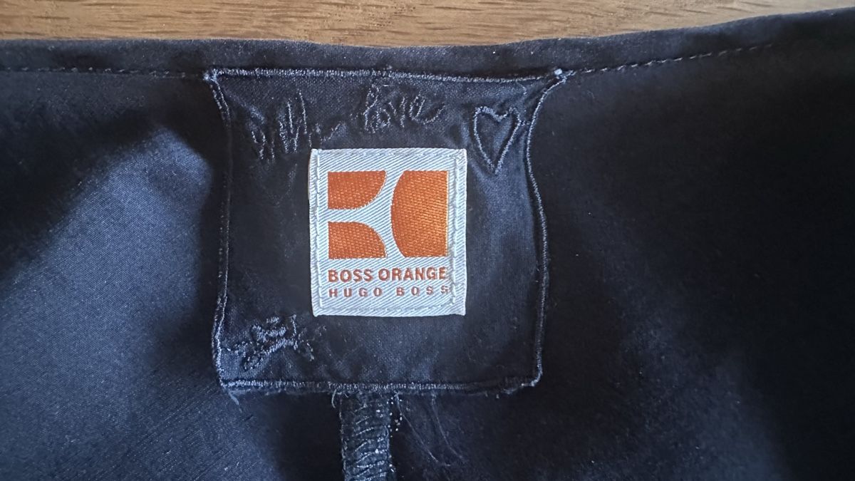 Hugo Boss T-shirt: Schwarzes Langarmshirt von Boss – Usato da Wetzikon ZH venduto da Miro56 1