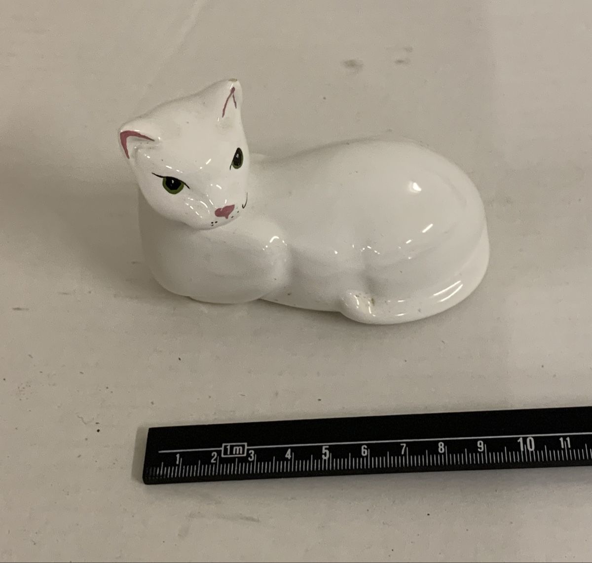 Tutte le decorazioni: Süsses Katzenfigürchen, Keramik, weiss Ki6 – Nuovo (secondo la descrizione) da Erlenbach ZH venduto da Ritschly