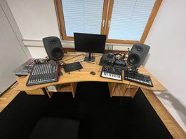 Massiver Studiotisch aus Holz – ideal für Musikstudio