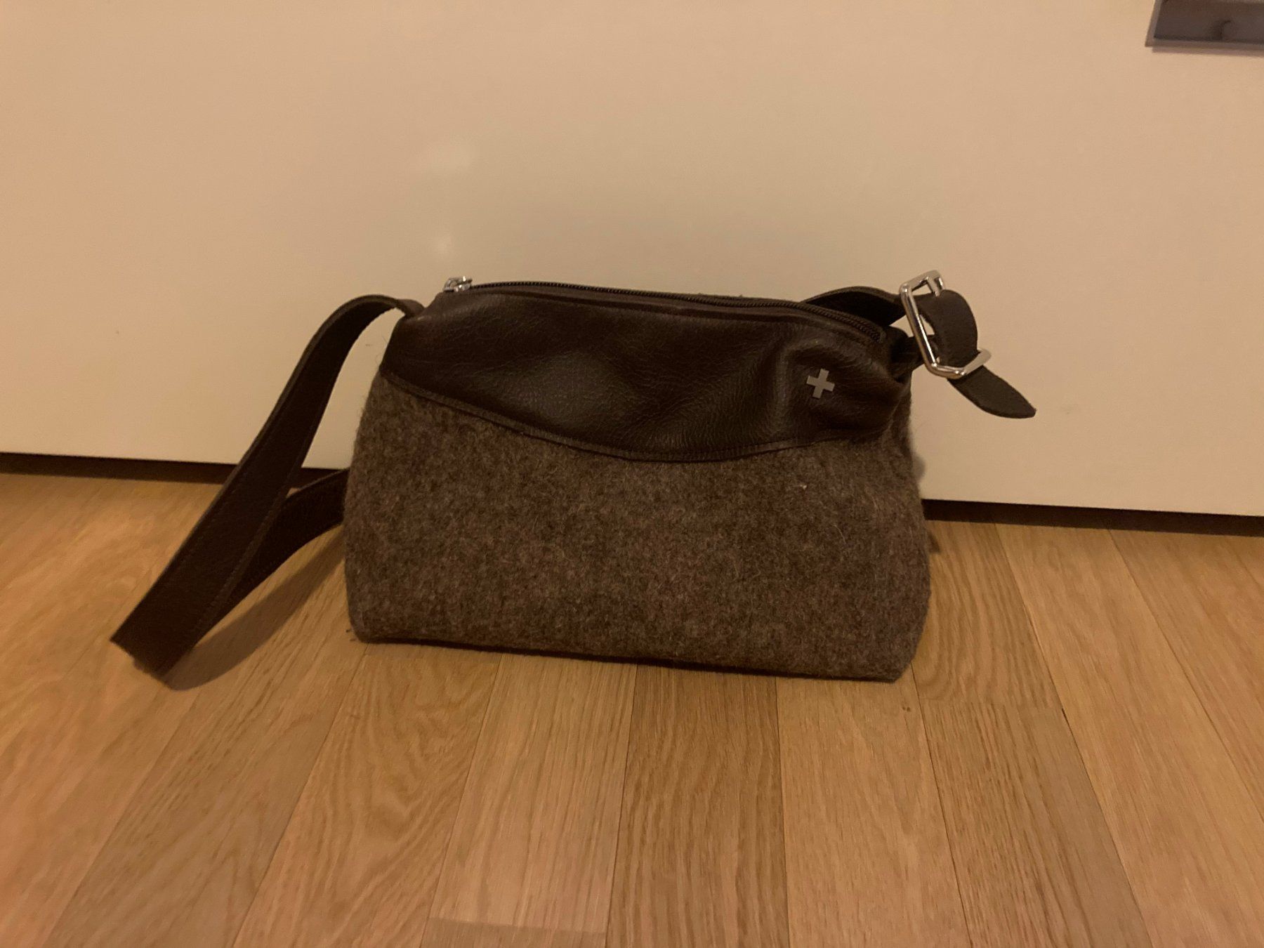 Swiss Taschen: Handtasche Karlen Swiss – Neu (gemäss Beschreibung) aus Andelfingen von bolino