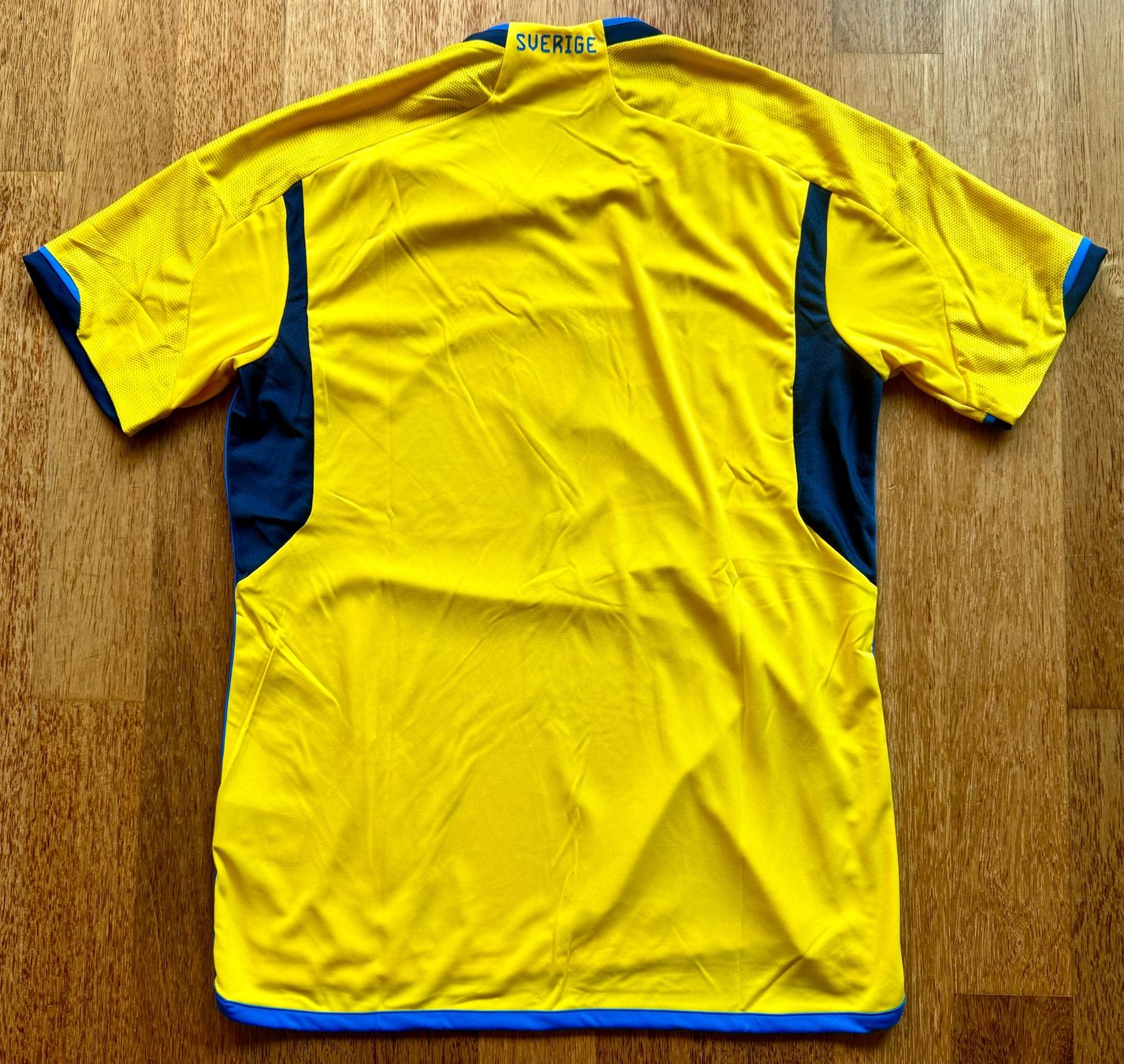 Adidas Leibchen & Hosen: Schweden Home Shirt - 2022 – Neu (gemäss Beschreibung) aus Hermetschwil-Staffeln von Beat131 1