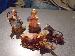 Krippenfigur Maria, Josef, Esel, Kuh, Sockel verziert mit