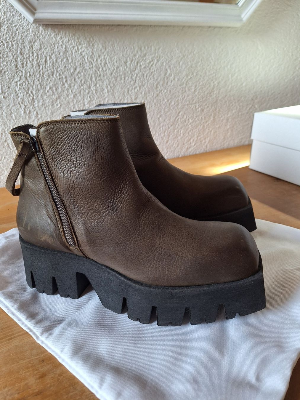 Lofina Chaussures femmes: Lofina Schuhe Gr. 38 – D'occasion à Huttwil par Xy79