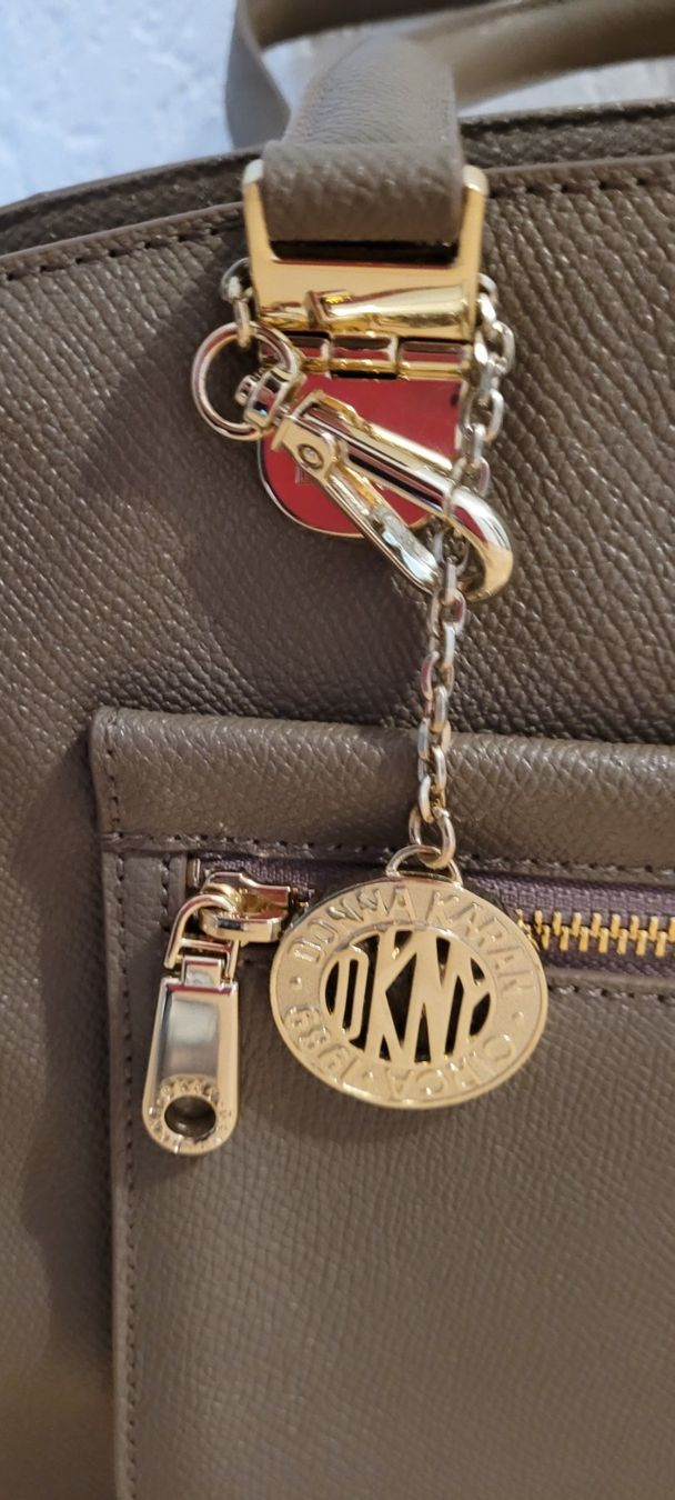 DKNY Sacs femmes: Schultertasche DKNY – D'occasion à Schwyz par Vesparider01 4