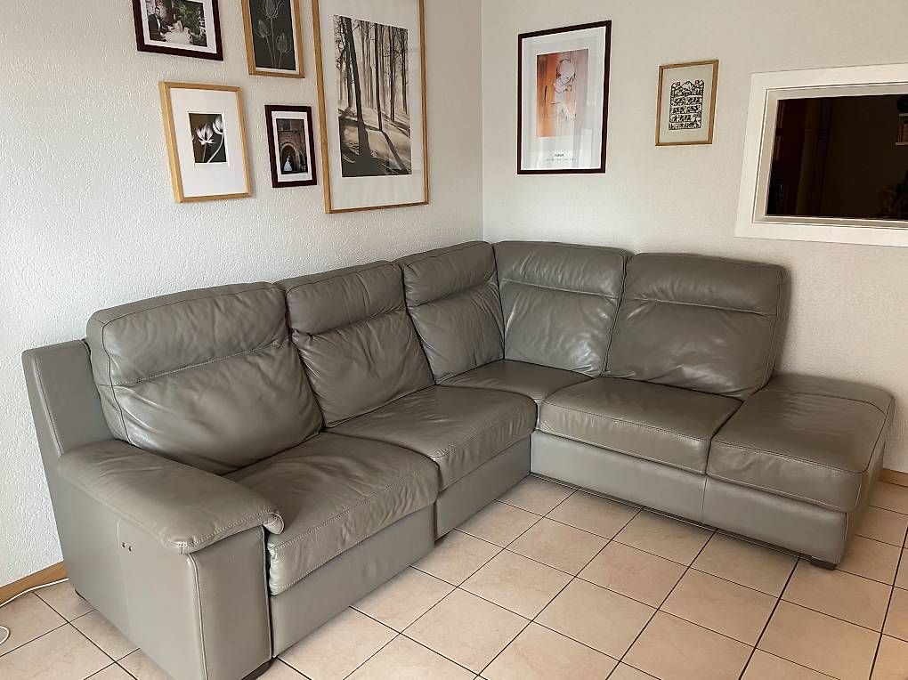 Conforama Divani: Canapé d'angle gris avec relax électrique  Bon état – Usato da Avenches venduto da Bozena6620 1