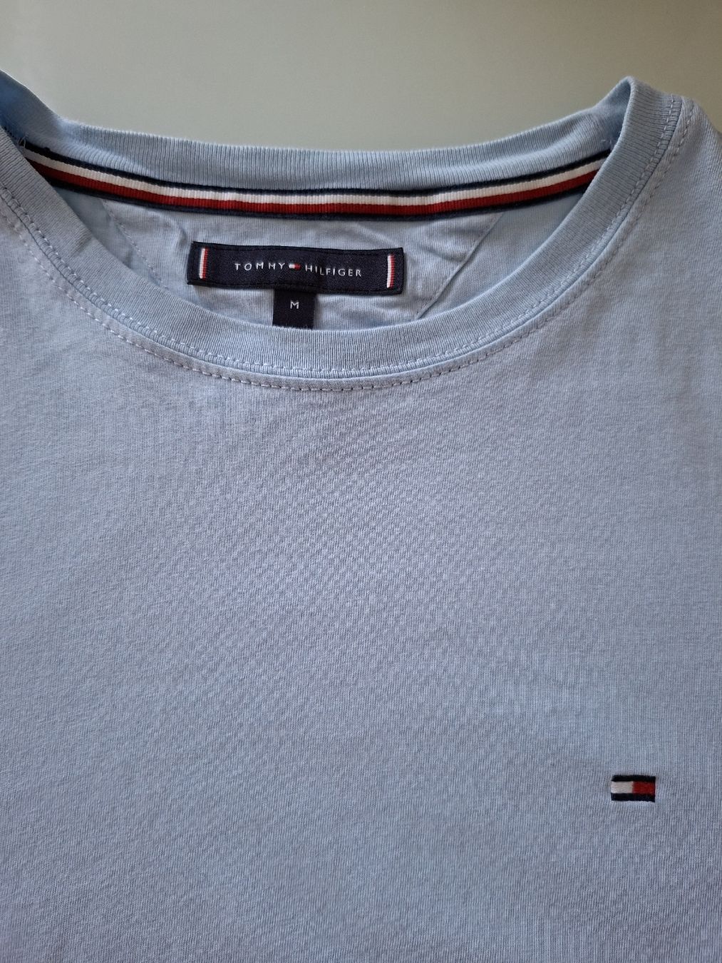 Tommy Hilfiger T-Shirts: T-shirt Tommy Hilfiger bleu clair, taille M  – Gebraucht aus Renens VD von ser_j2fn 2