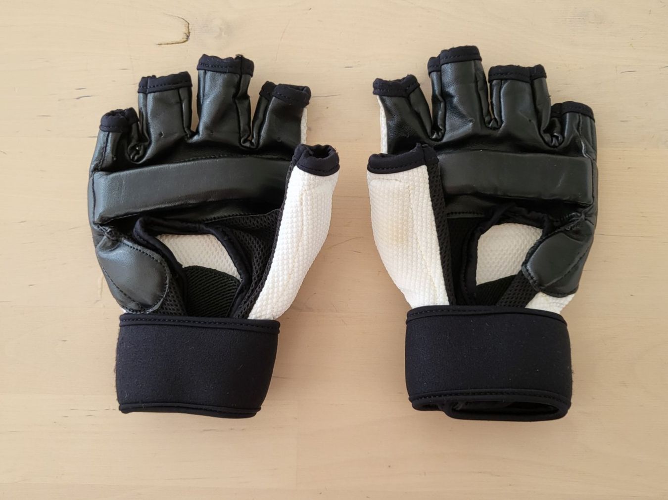 Guanti & manicotti: Blitz Kampfsport Handschuhe Weiss - MMA Grappling Handschuhe – Usato da Riddes venduto da Grumpyrelie 1