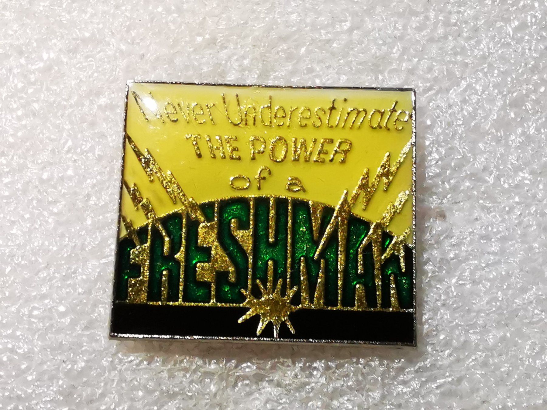 Plaquettes & Badges: Ansteckpin 52: Freshman – D'occasion à Oppligen par Pin-Fall-Shop