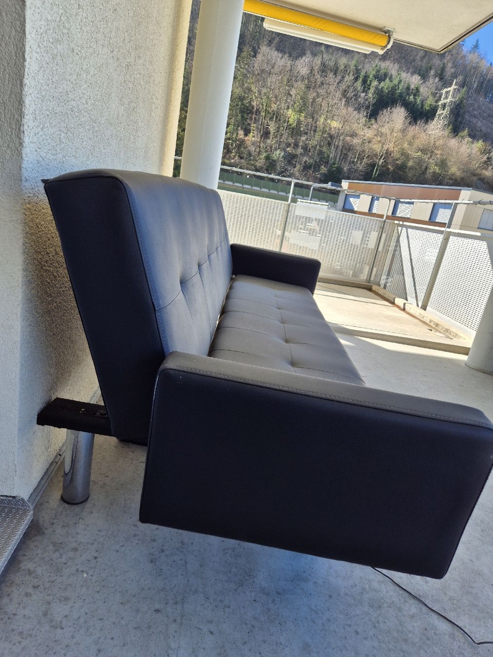 Sofas: Schwarzes Kunstleder Sofa Schlafsofa – Gebraucht aus Seewen SZ von Nu.Nu 2