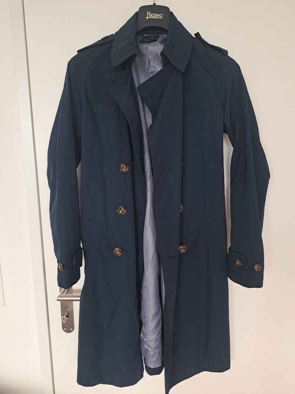Benetton Cappotti: Benetton Regenmantel blau navy – Usato da Männedorf venduto da eli_y5vn 5