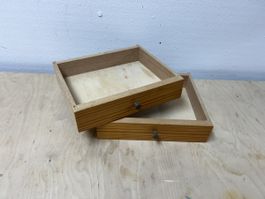 2 gleiche, kleine Schubladen aus Holz