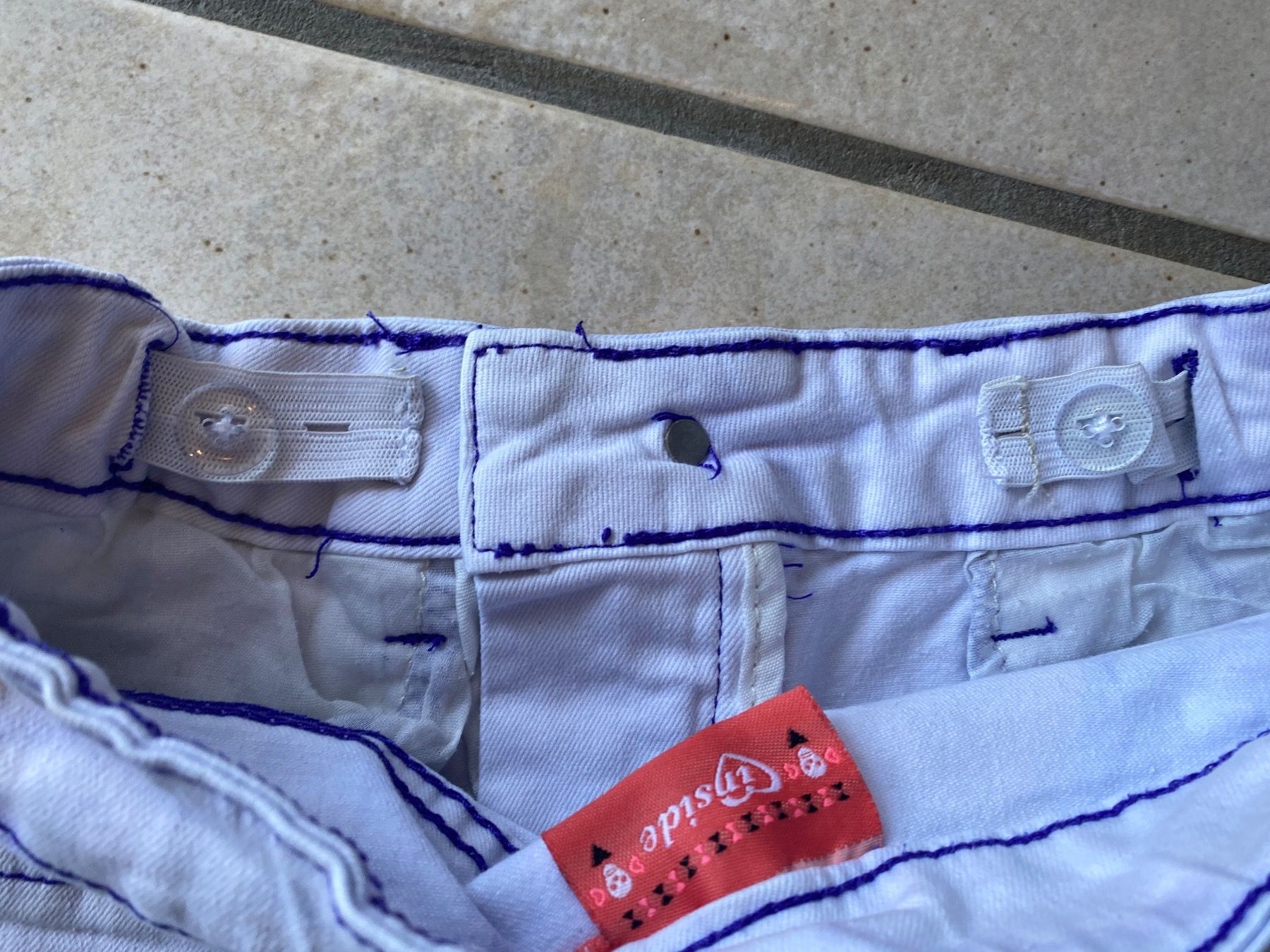 Pantalons: 140 mini short INSIDE – D'occasion à Orpund par Mary8972 8