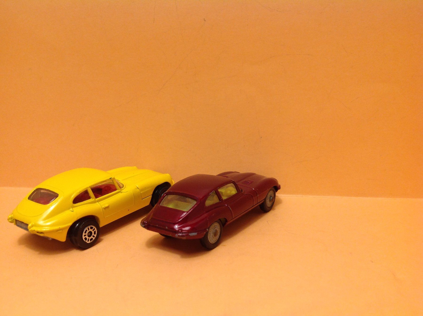 Jouets: 2 verschiedene Jaguar E-Type 2+2 – D'occasion à Seuzach par Jage 1