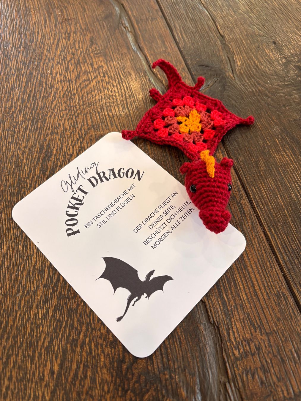 Statuette: Gehäkelter Mini Drache "Pocket Dragon" Glücksbringer! – Nuovo e nell'imballaggio originale da St. Niklaus VS venduto da loumonrohandmade