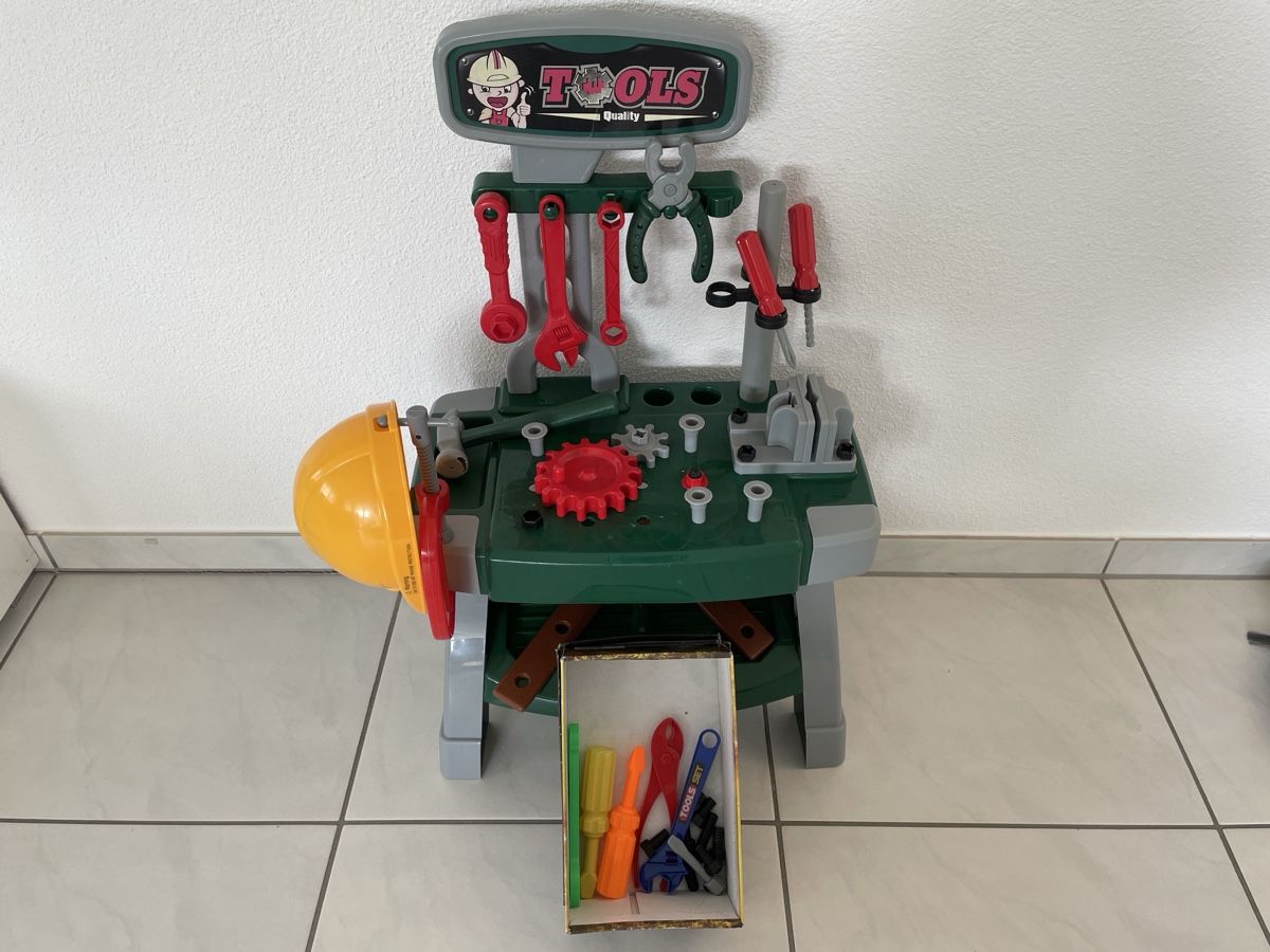 Giocattoli: Kids' Tool Workbench Playset with Hard Hat - Pretend Play! – Usato da Sursee venduto da vla_6ds2