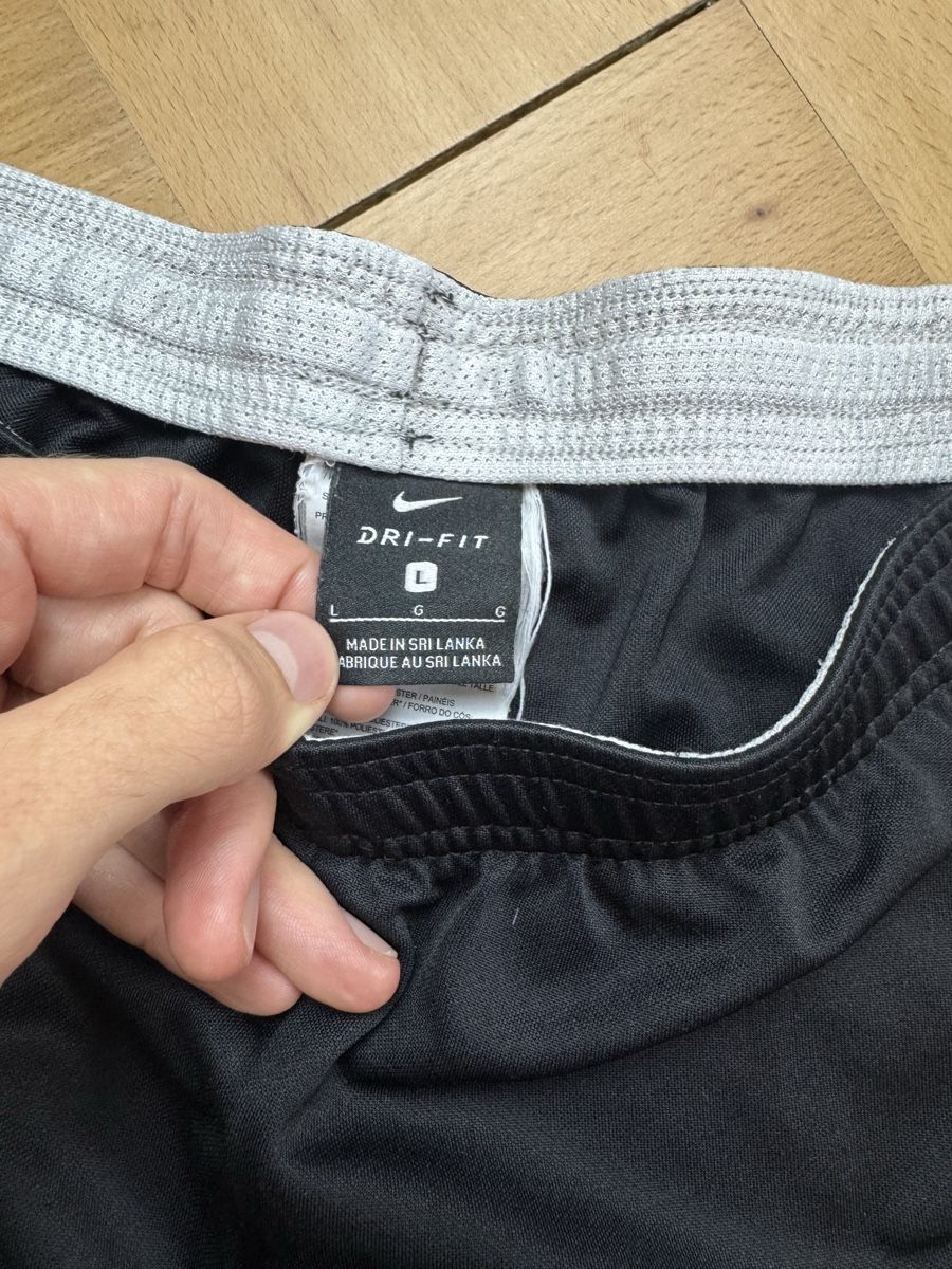 Pantaloni: Nike Sportshorts schwarz  – Usato da Bern venduto da Mancini 2