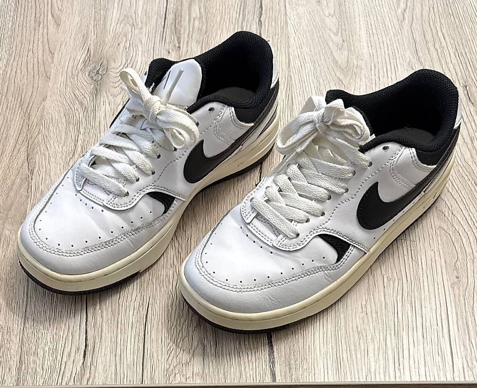 Scarpe per ragazzi: Nike Kinderschuhe Grösse 37.5  – Usato da Winterthur venduto da Benz320ce