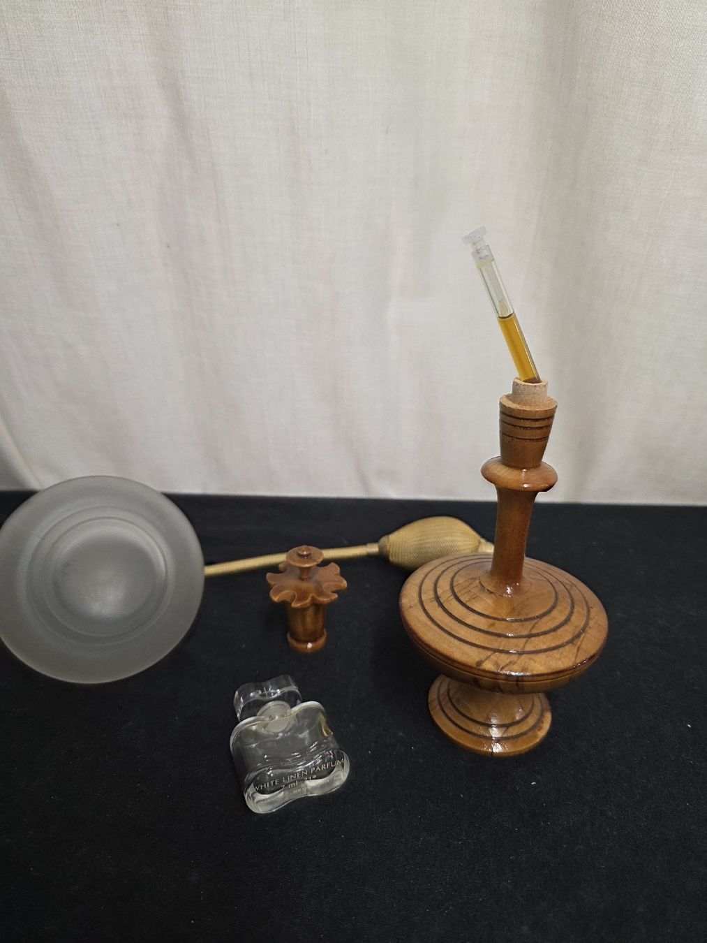 Flaconi: 3 Parfum Zerstäuber Glas Matt Holz Halterung Set gebraucht – Usato da Wolfertswil venduto da Antiko 4